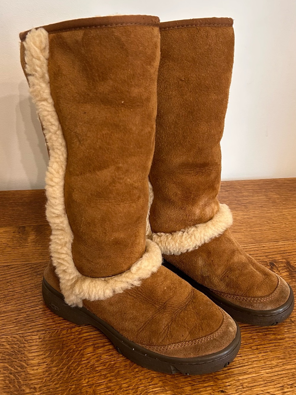 UGG AUSTRALIA SUNDANCE SHEARLING/SUEDE BOOT WITH RUBBER SOLE CHESTNUT